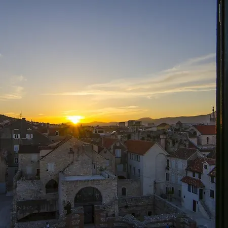 Sunny In Diocletian Tower Apartment Split