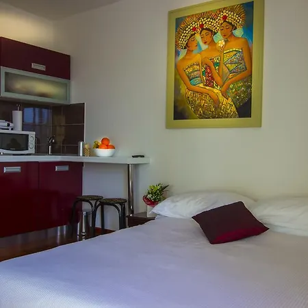Sunny In Diocletian Tower Apartment Split