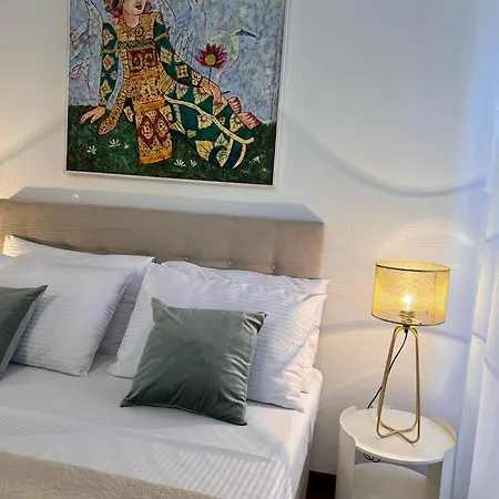 Sunny In Diocletian Tower Apartment Split