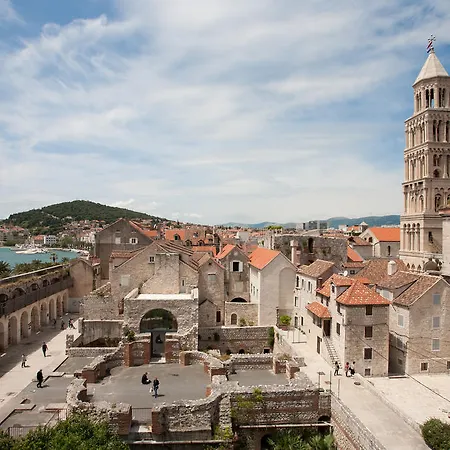 Apartment Sunny In Diocletian Tower