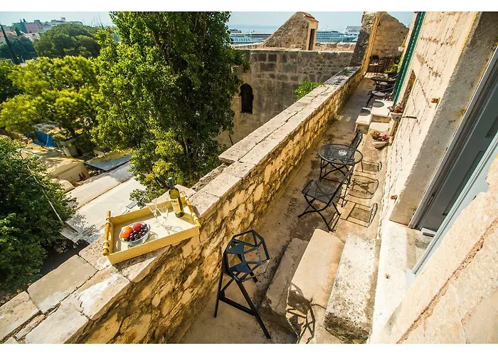 Diocletian Tower - Bella Vista & Palazzo דירה